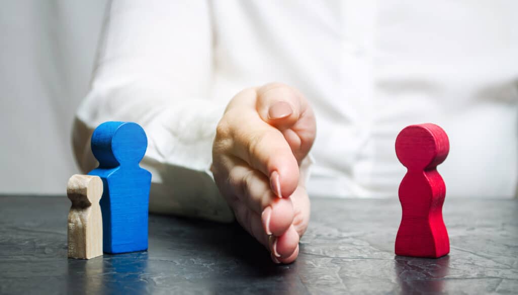 The hand separates the one parent with the child from the other, by the decision of the court.